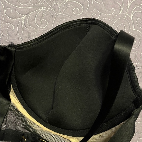 Victoria's Secret Black Lace Zip Bra - Picture 5 of 6